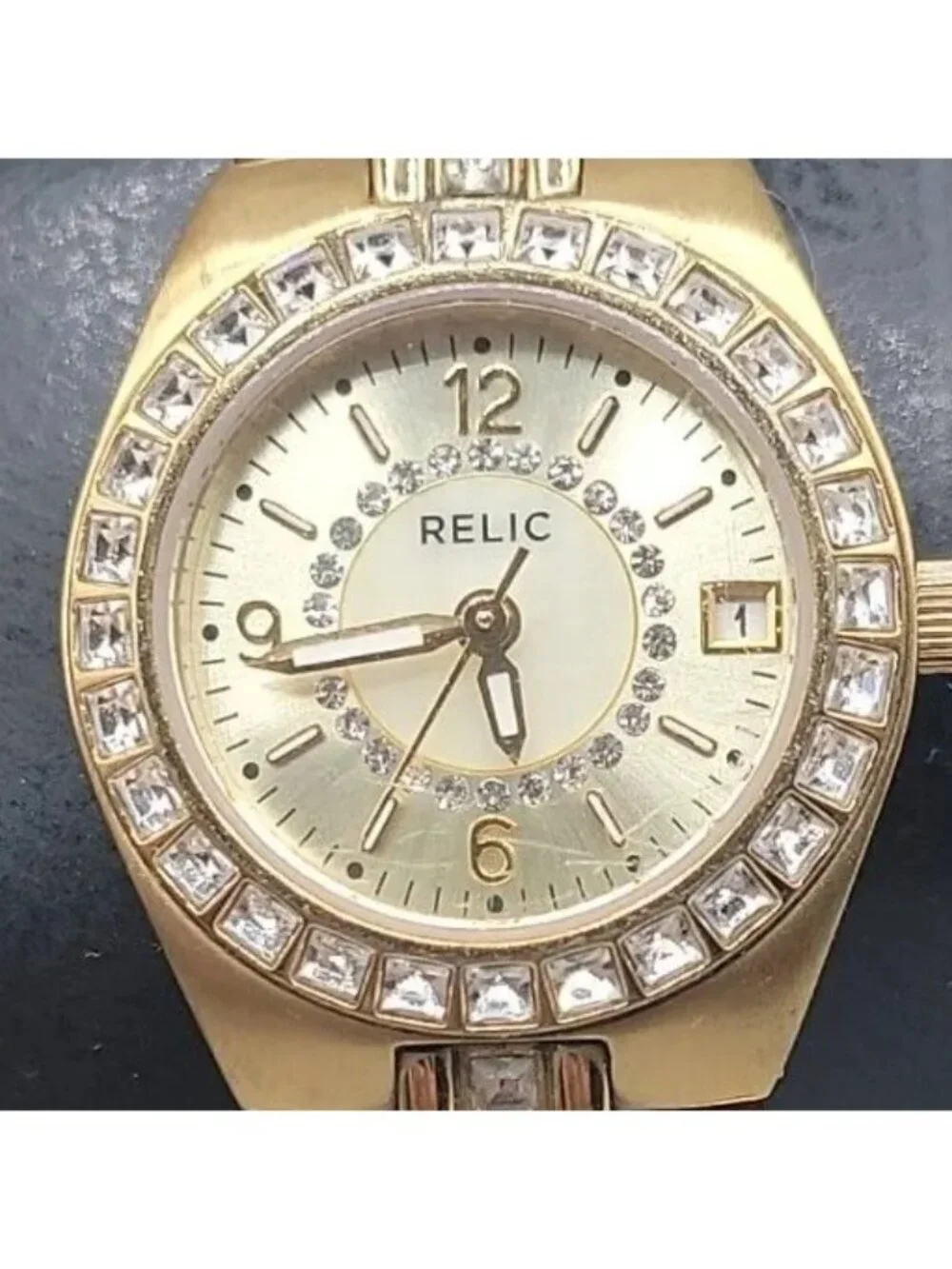 Relic fossil queens